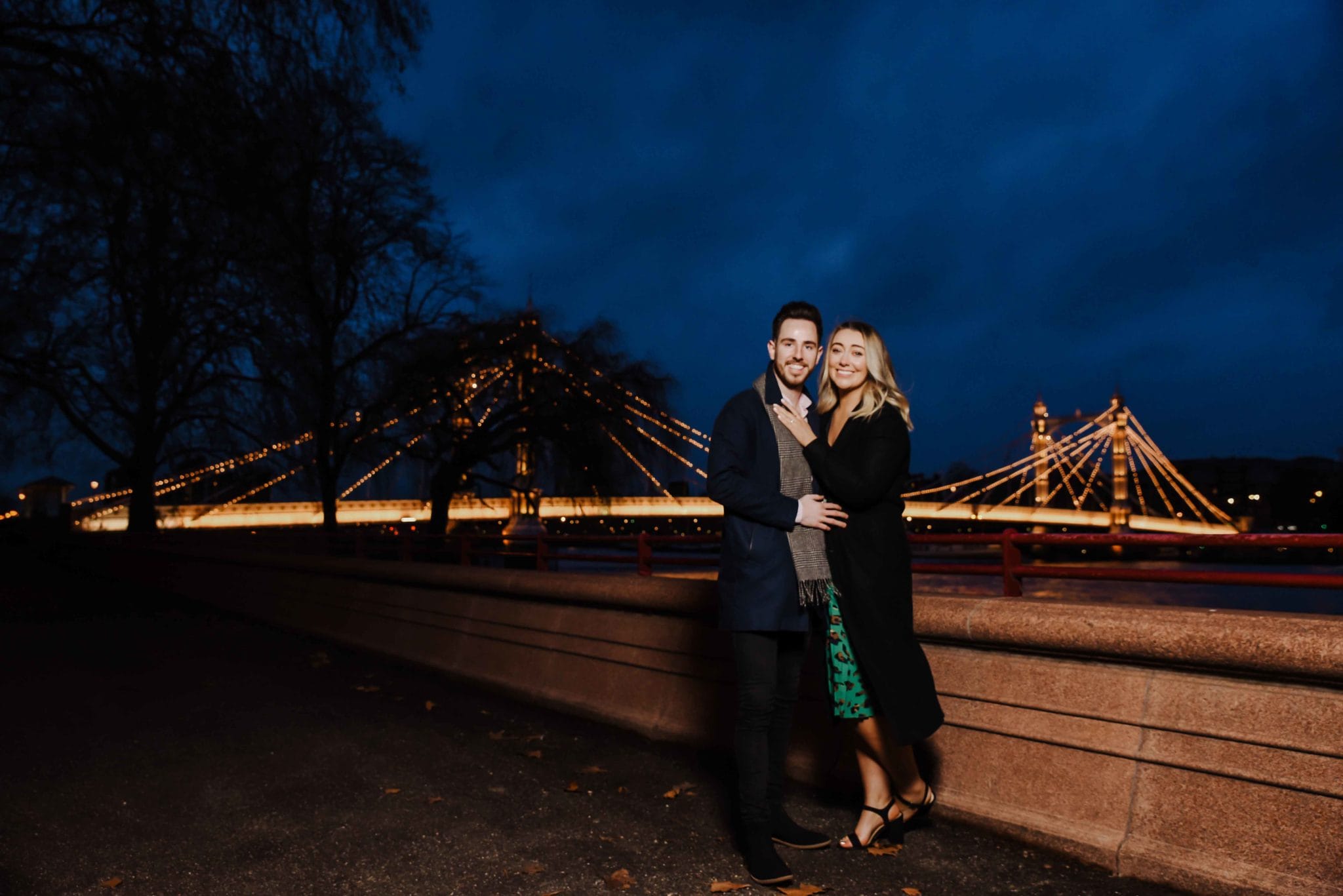 couple near the chelsea bridge london