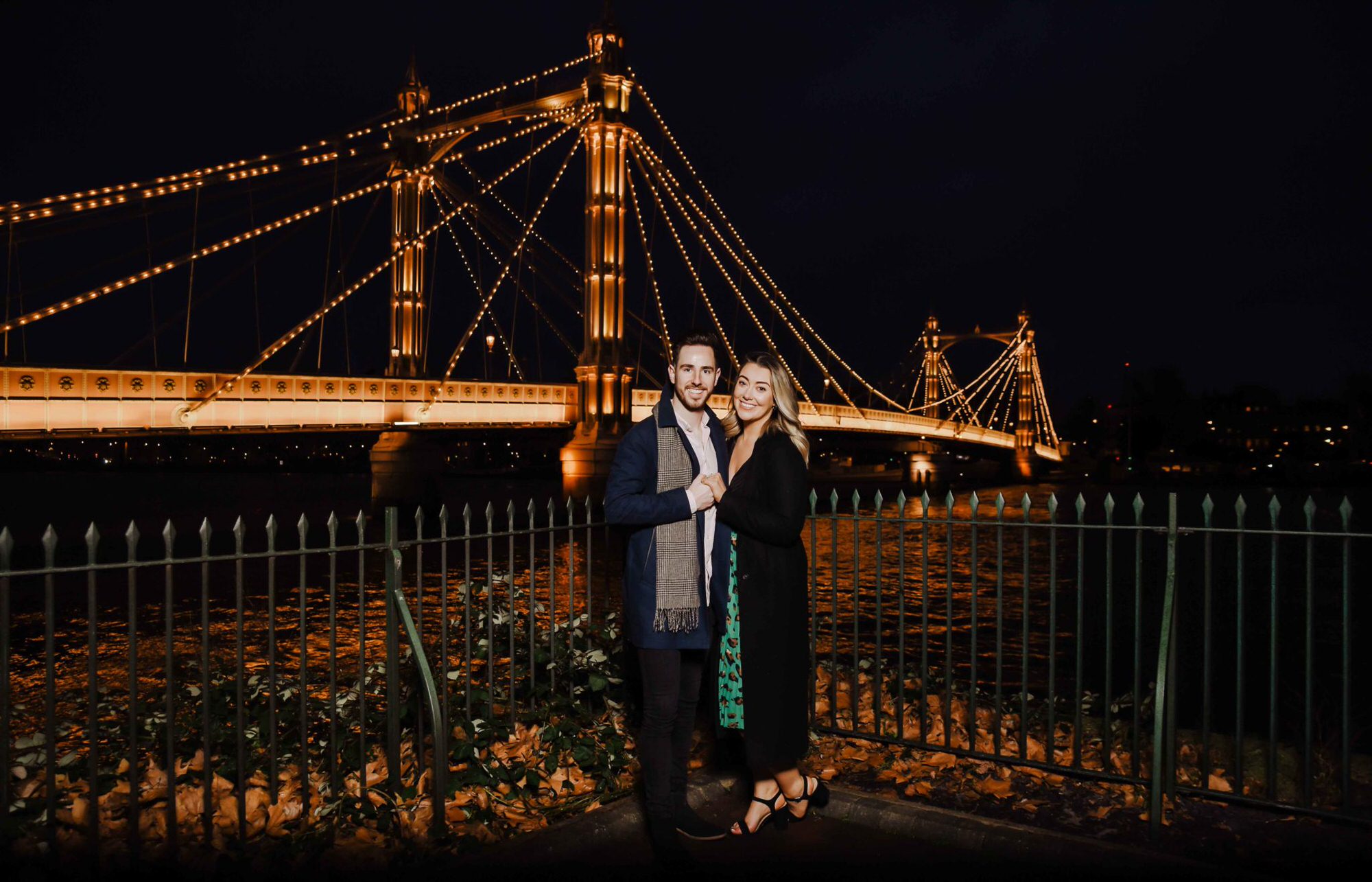 couple near the chelsea bridge london