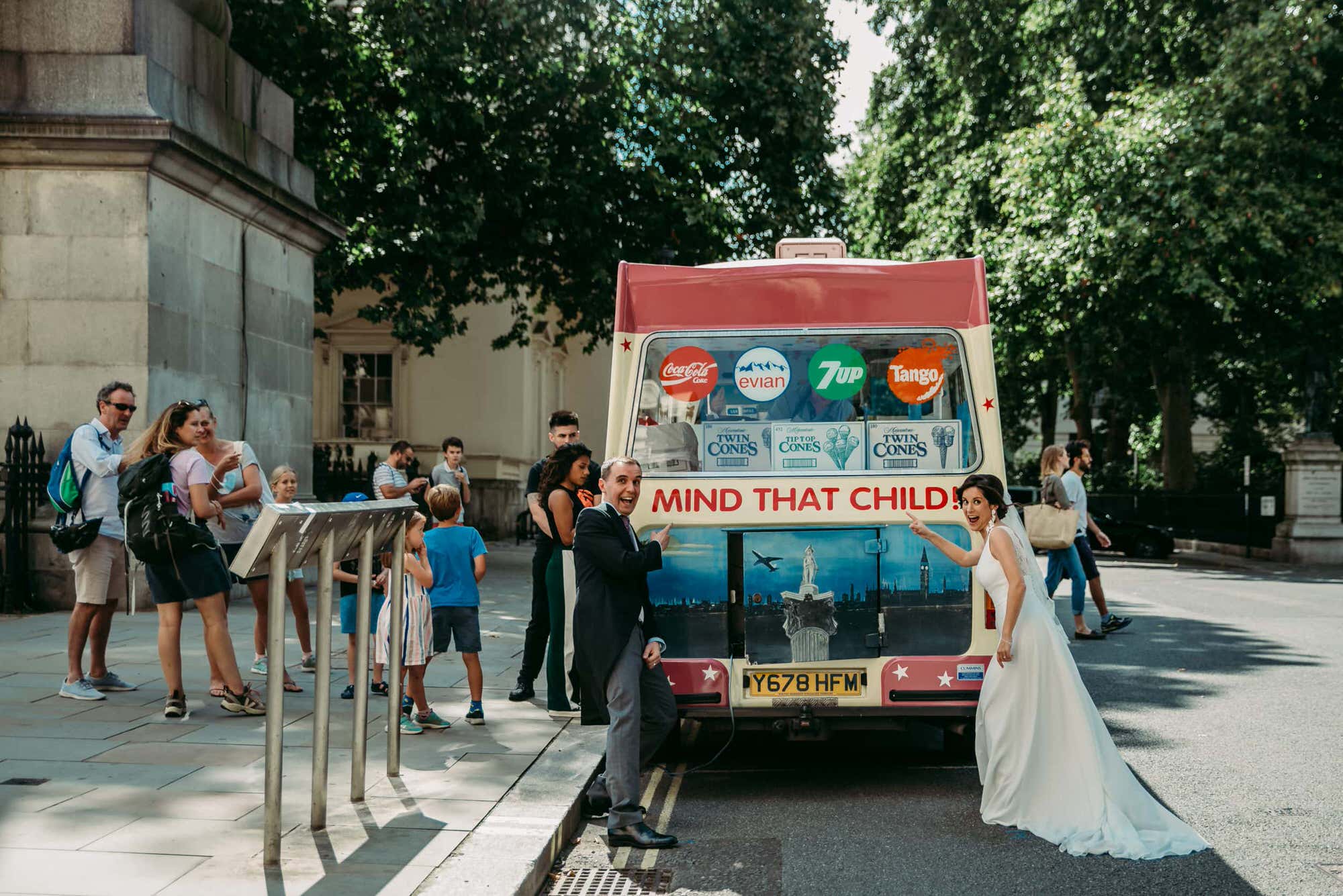 carlton-house-terrace-london-wedding-roshni-photography-ice-cream-truck