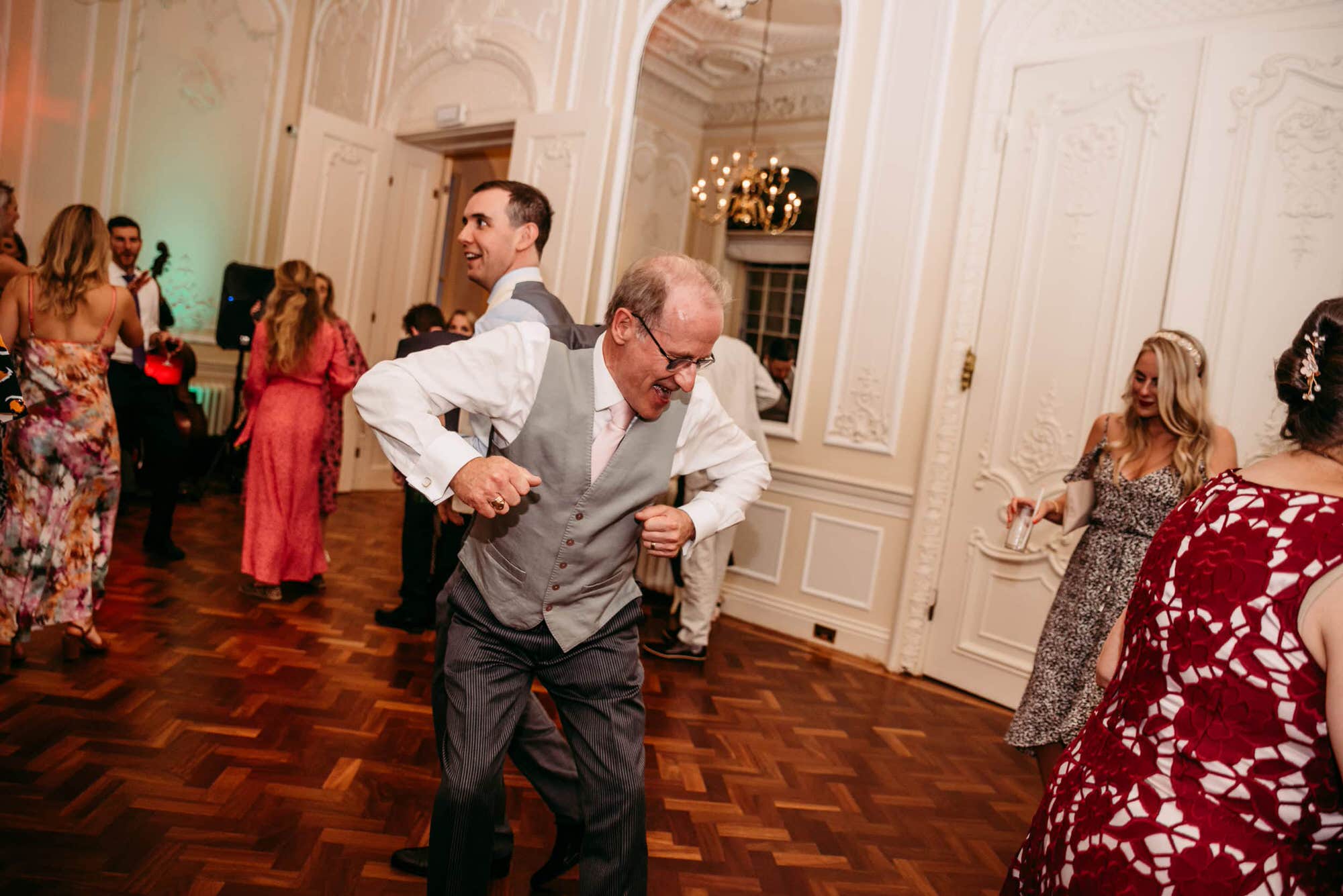 carlton-house-terrace-london-wedding-guests-dancing