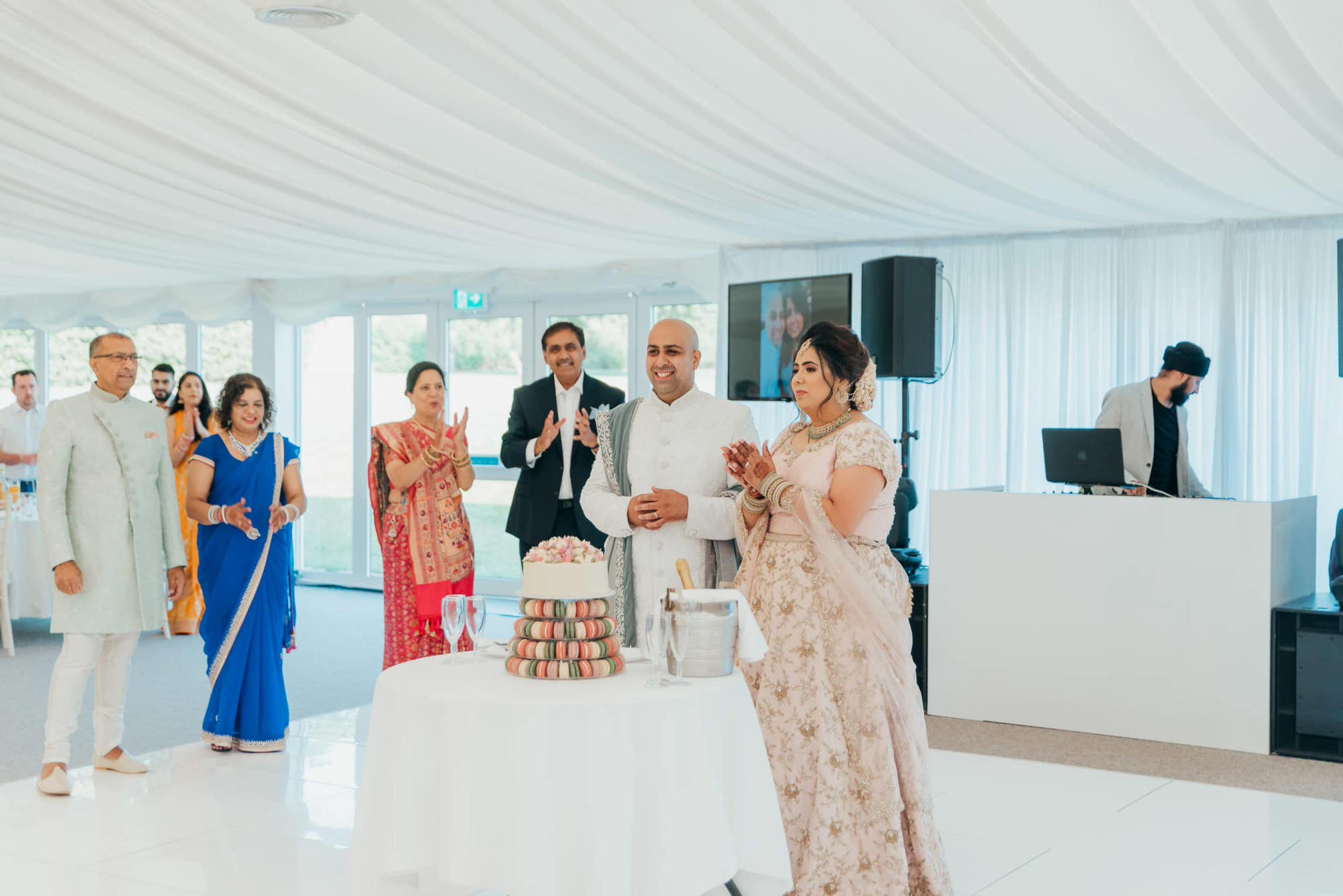 north-mymms-hatfield-wedding-venue-hindu-roshni-photography-cake-cutting