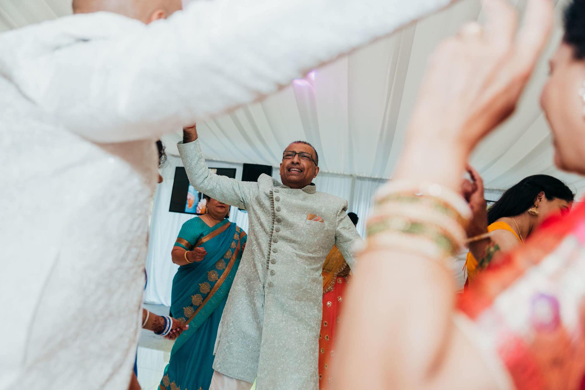 north-mymms-hatfield-wedding-venue-hindu-roshni-photography-guest-dancing