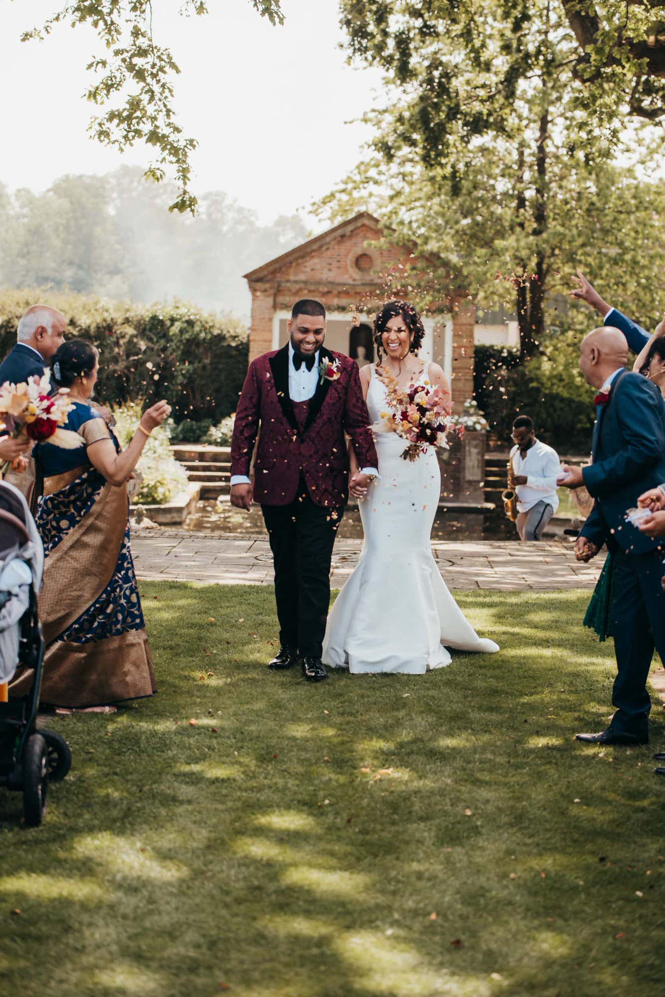micklesfield-hall-hertfordshire-fusion-wedding-photographer-roshni-photography-confetti