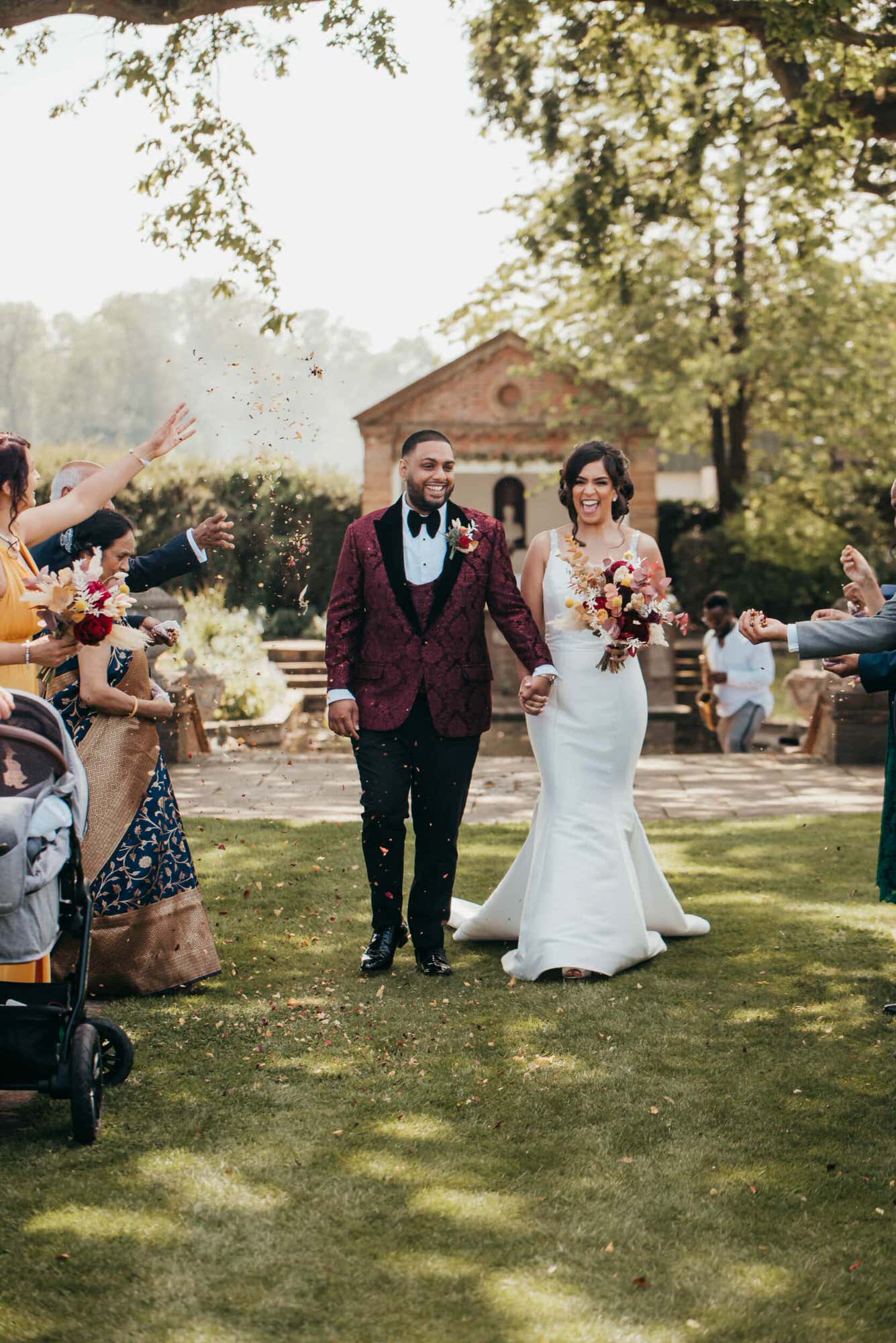 micklesfield-hall-hertfordshire-fusion-wedding-photographer-roshni-photography-confetti