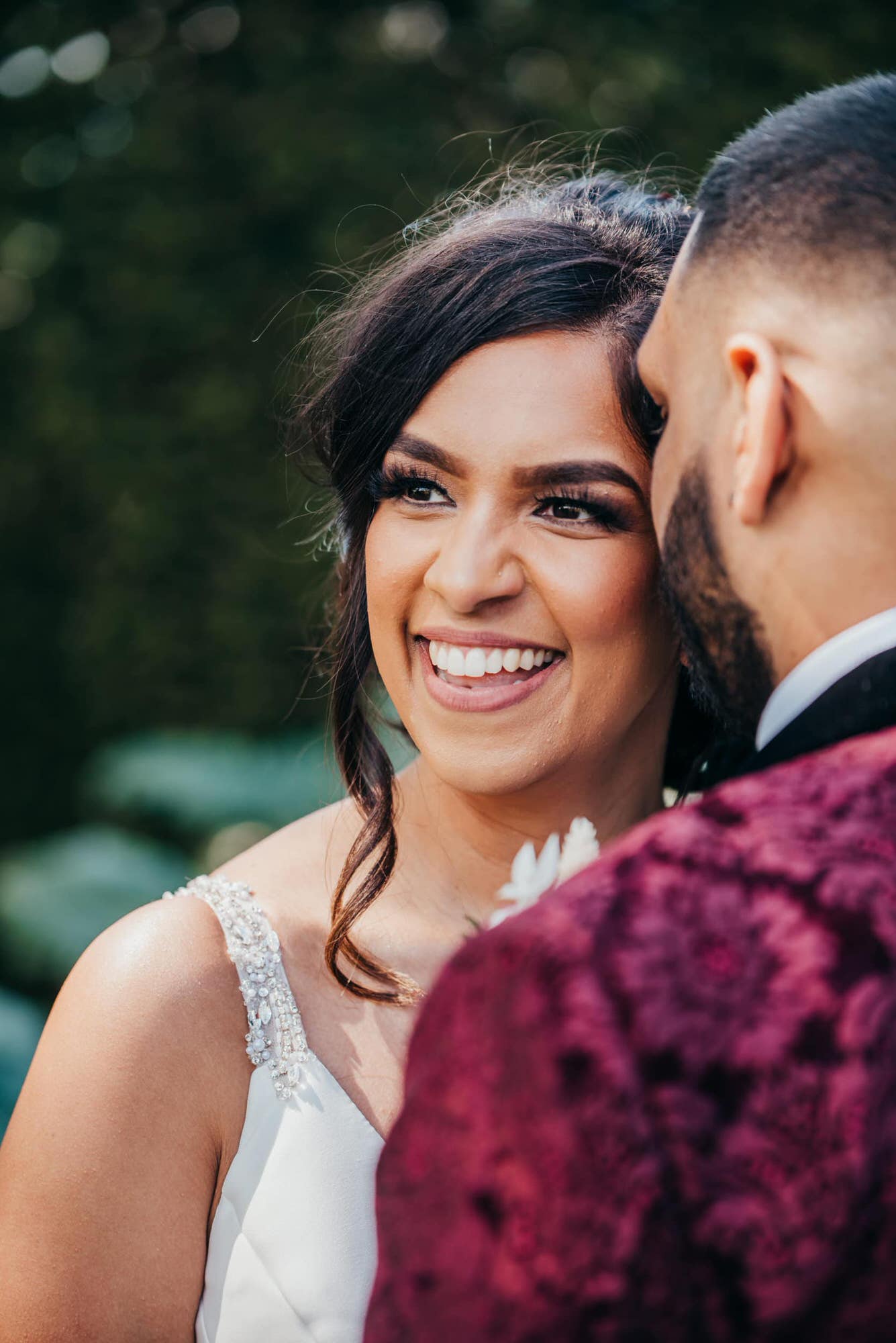 micklesfield-hall-hertfordshire-fusion-wedding-photographer-roshni-photography-couple-laughing