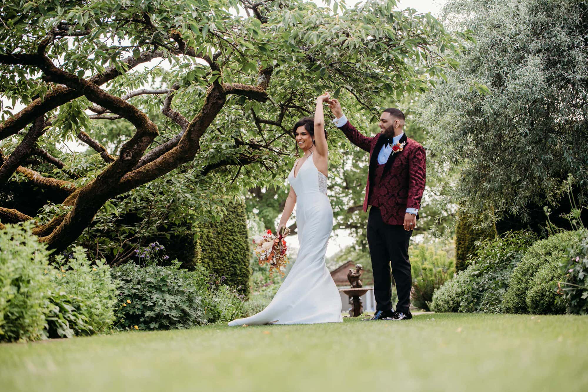 micklesfield-hall-hertfordshire-fusion-wedding-photographer-roshni-photography-couple-kissing