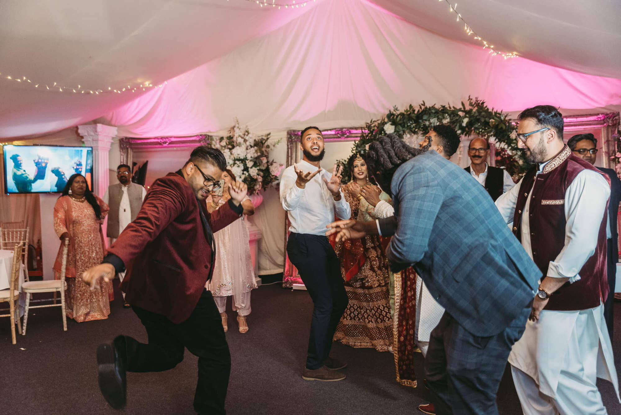 trunkwell-house-berkshire-wedding-photographer-roshni-photography-fusion-wedding-guests-dancing