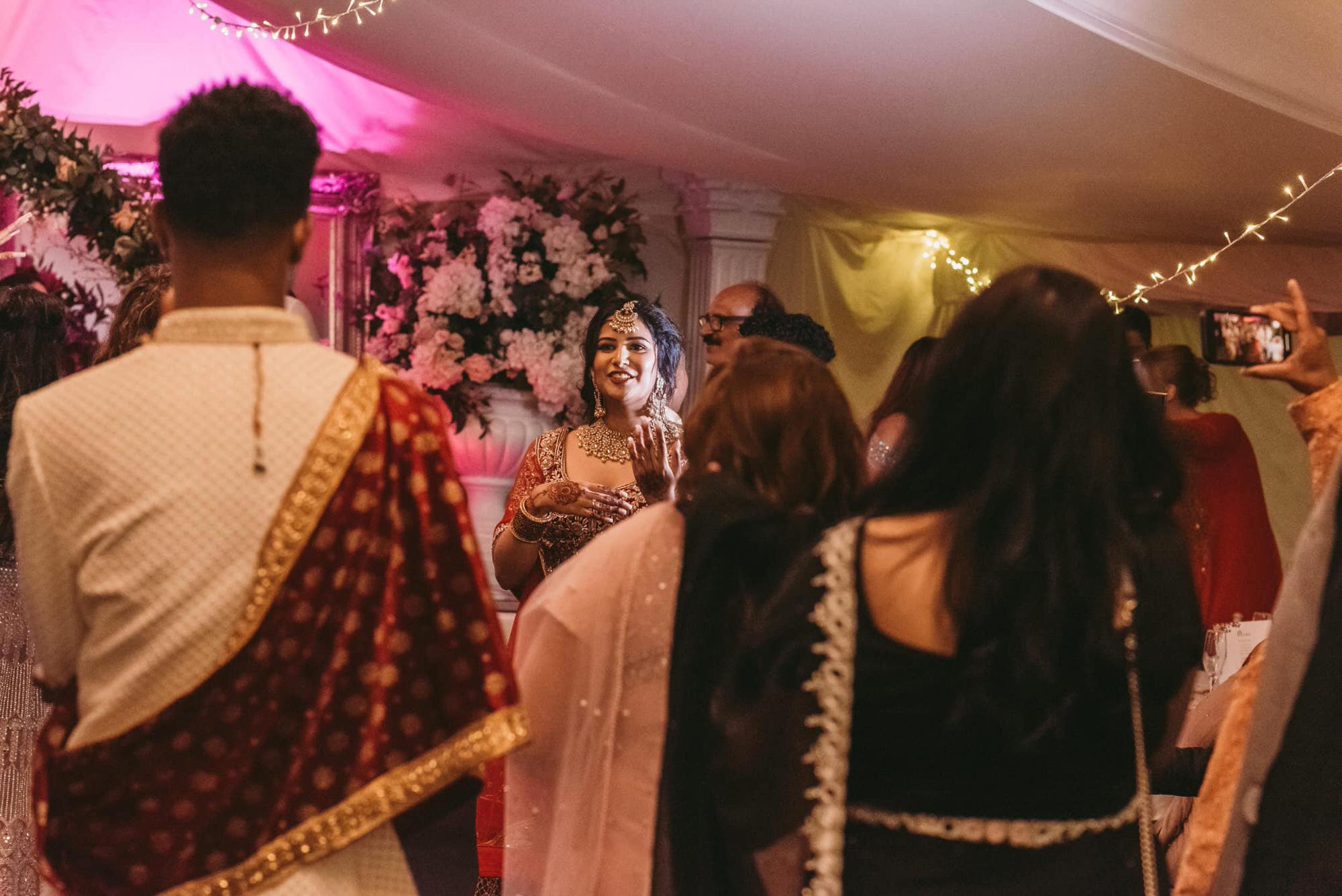 trunkwell-house-berkshire-wedding-photographer-roshni-photography-fusion-wedding-guests-dancing