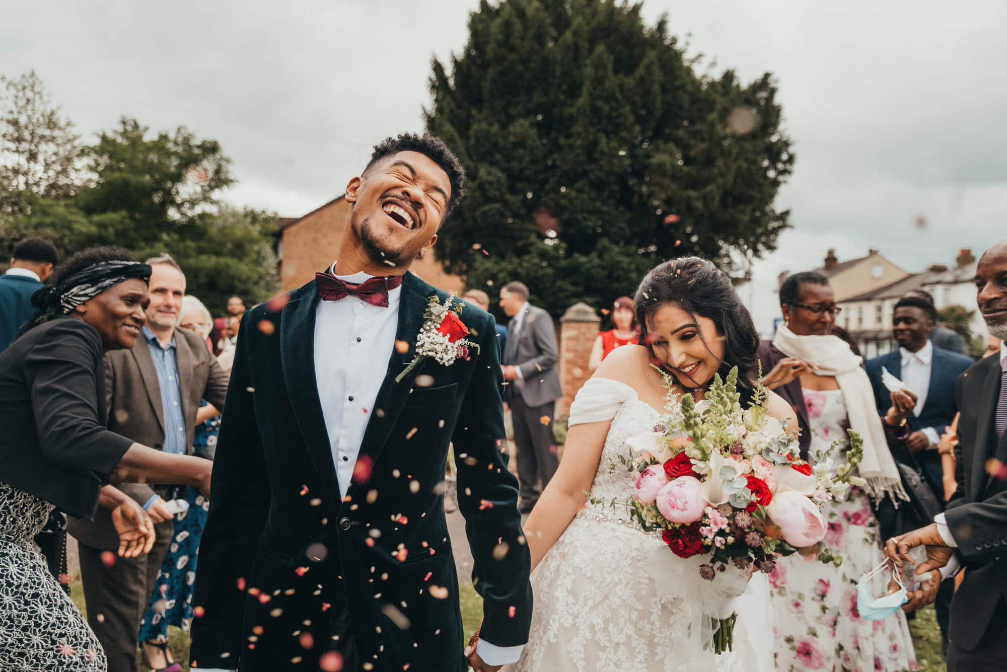 trunkwell-house-berkshire-wedding-photographer-roshni-photography-fusion-modern-couples-confetti