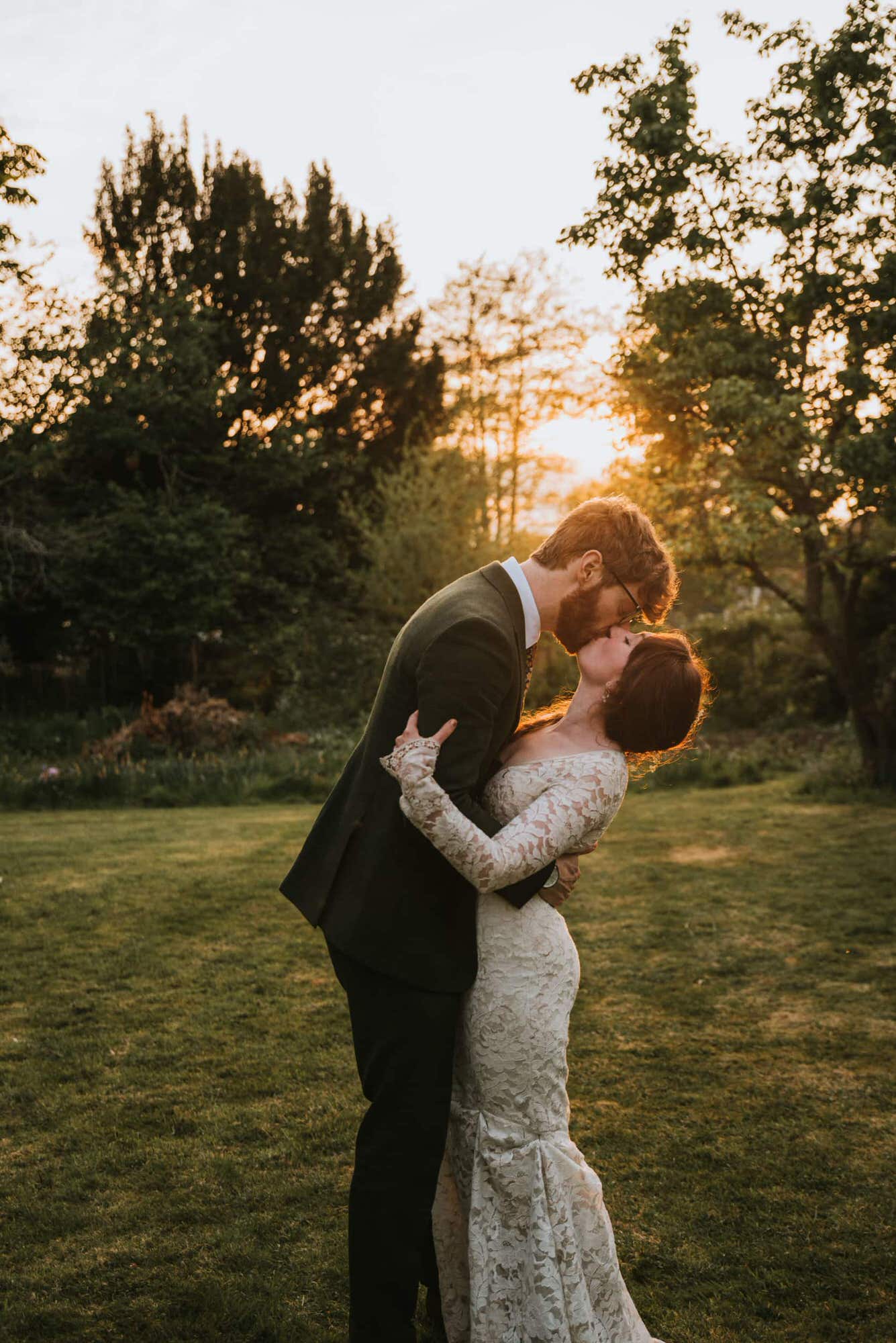 tipi-boho-wedding-outdoor-sussex-roshni-photographer-bride-groom-sunset-kiss