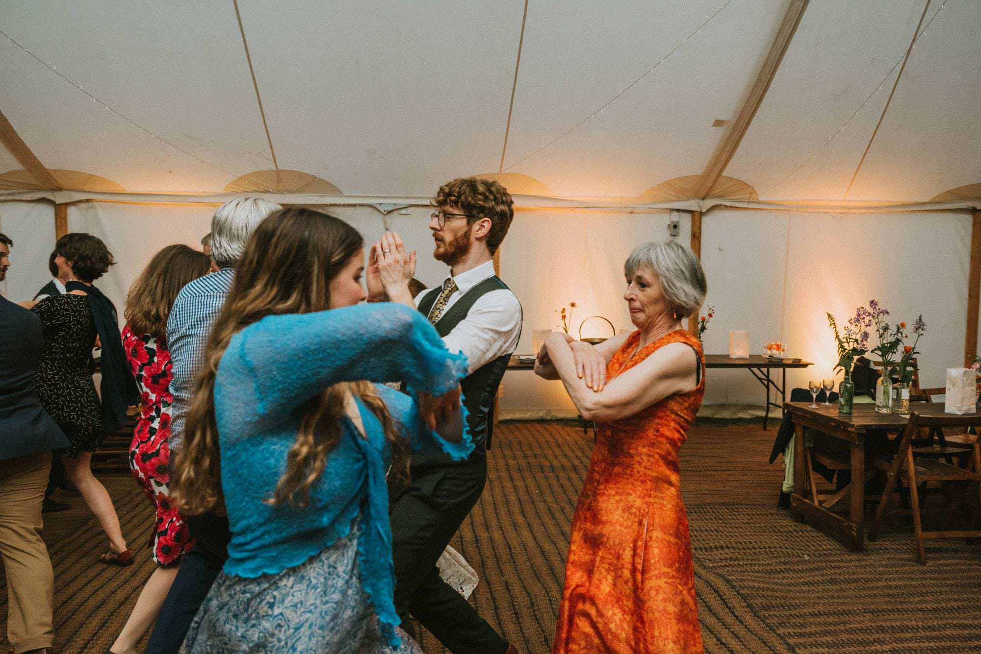 tipi-boho-wedding-outdoor-sussex-roshni-photographer-guests-dancing