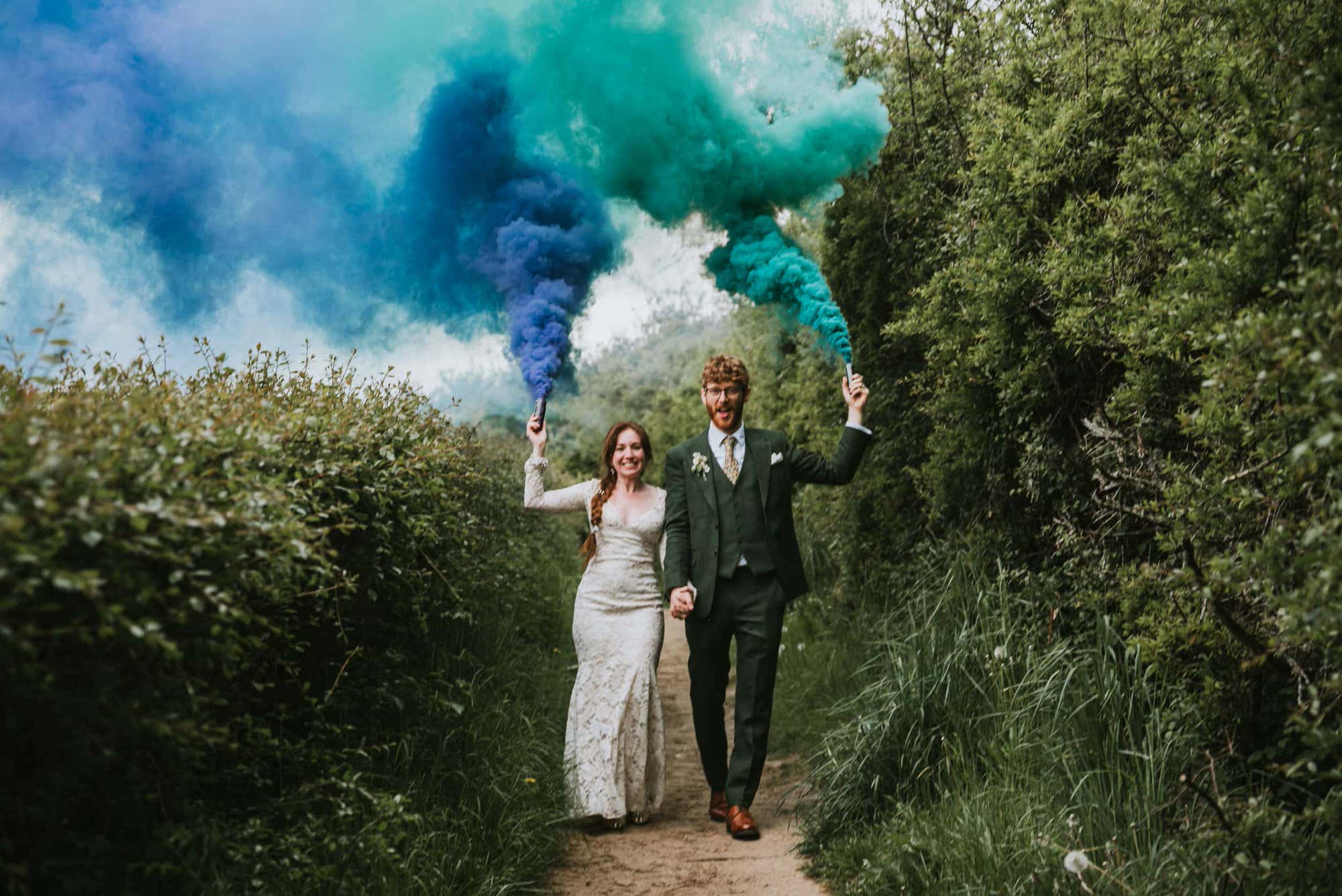 tipi-boho-wedding-outdoor-sussex-roshni-photographer-field-smoke-bombs