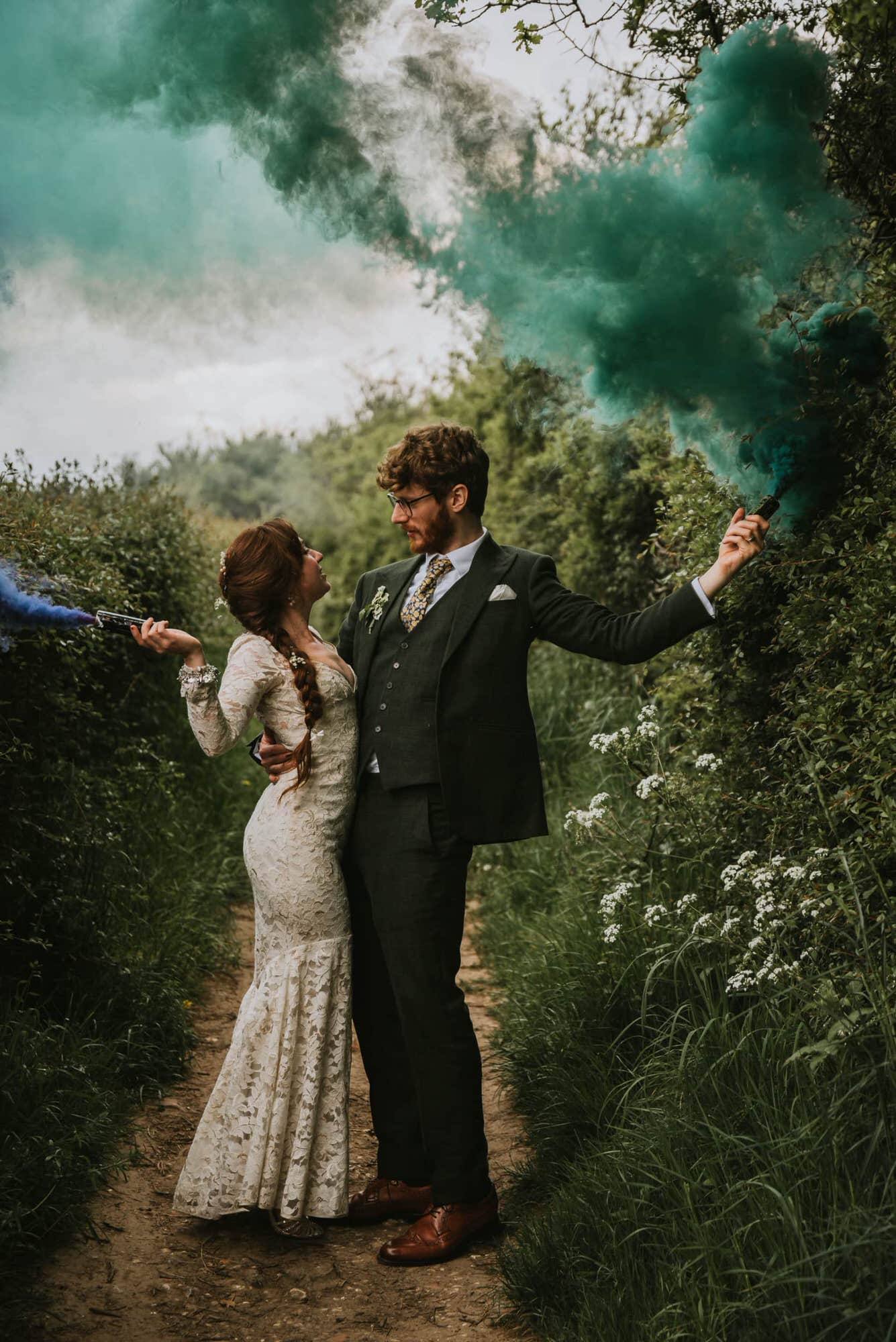 tipi-boho-wedding-outdoor-sussex-roshni-photographer-field-smoke-bombs