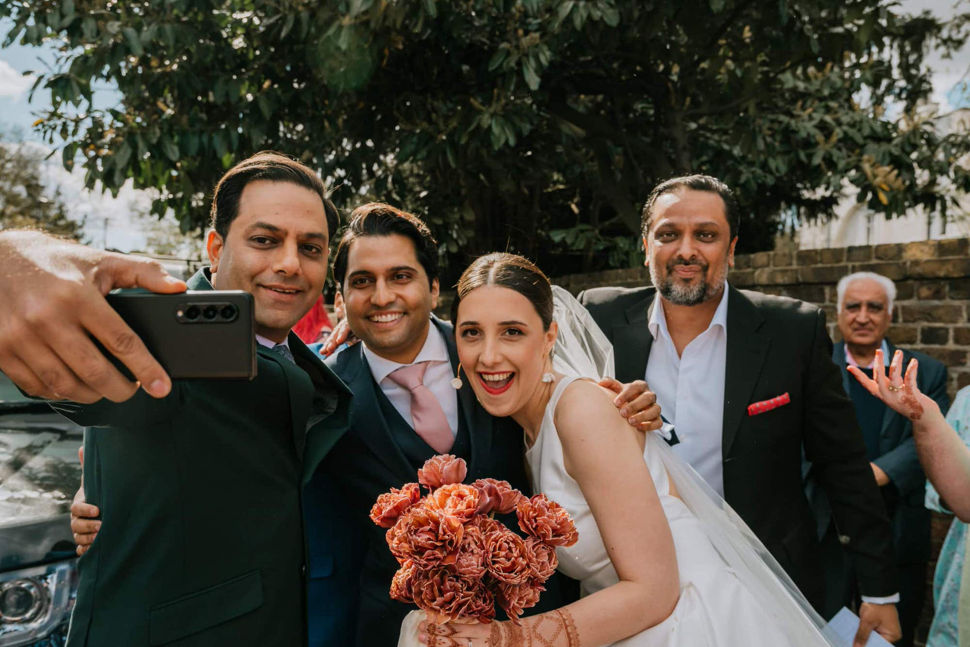 the-langham-london-fusion-wedding-photographer-roshni-photography-guests-posing-selfie