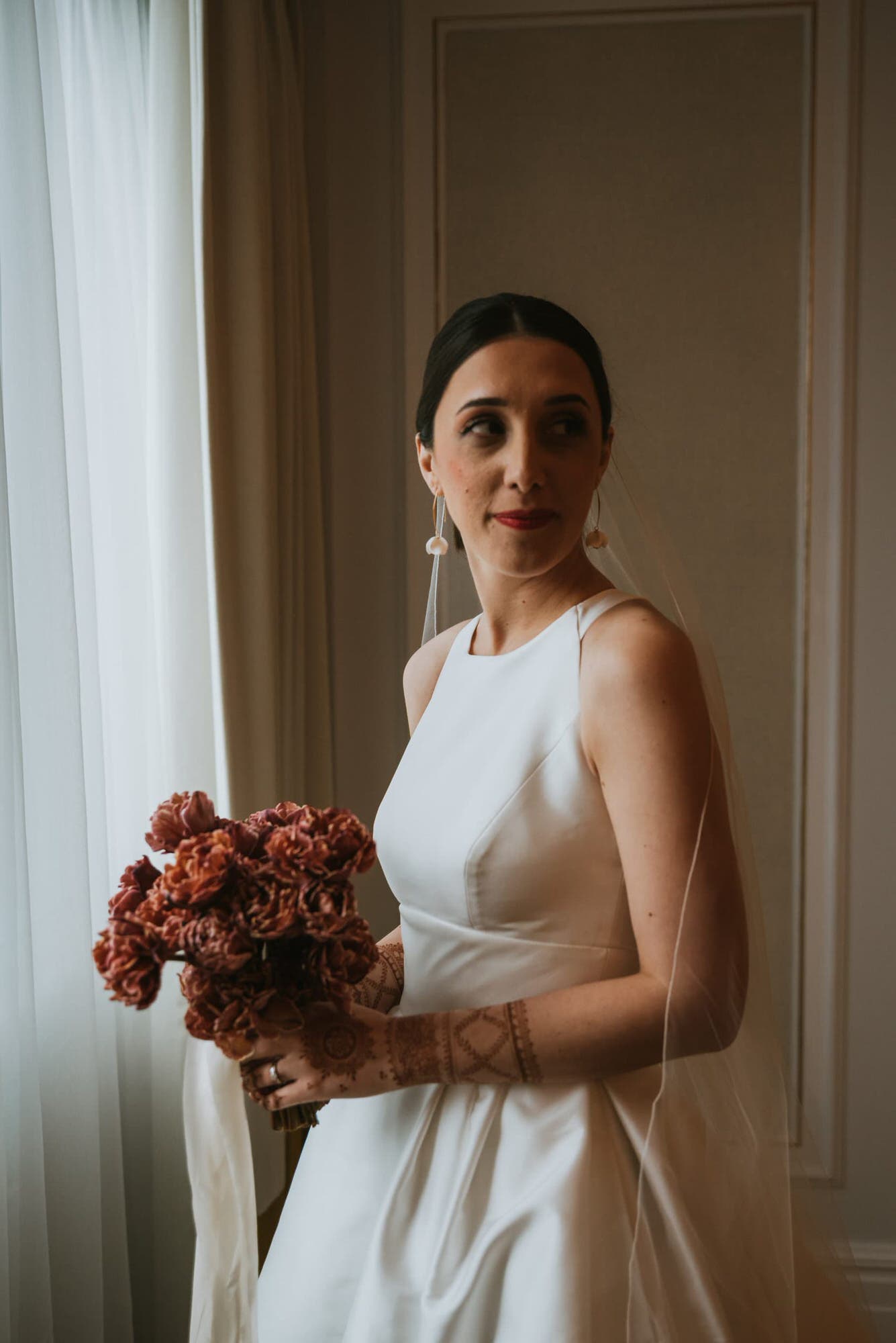 the-langham-london-fusion-wedding-photographer-roshni-photography-bride-bouquet