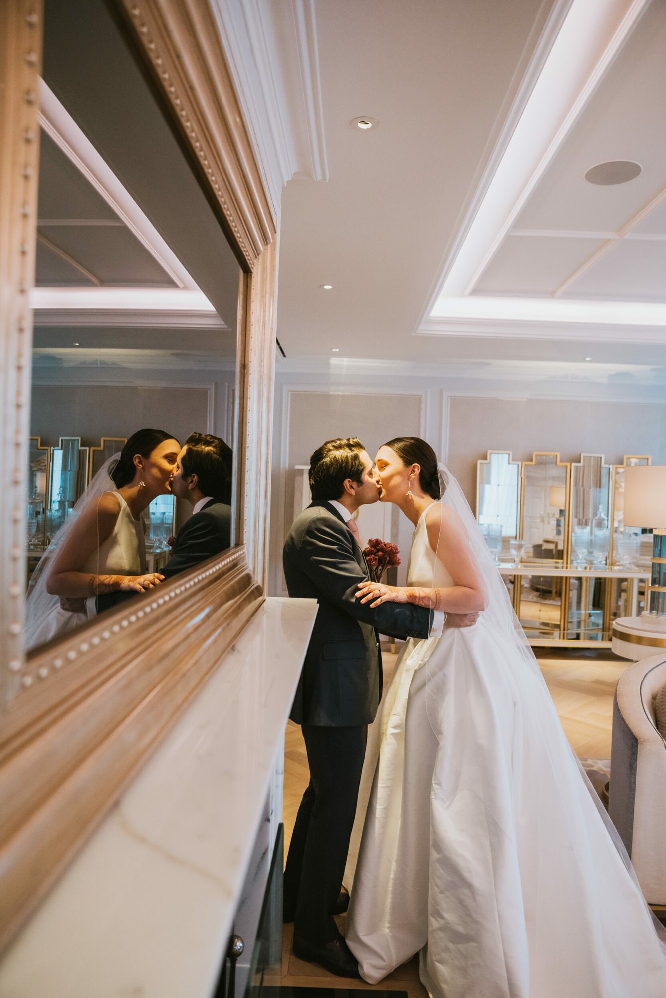the-langham-london-fusion-wedding-photographer-roshni-photography-bride-groom-mirror