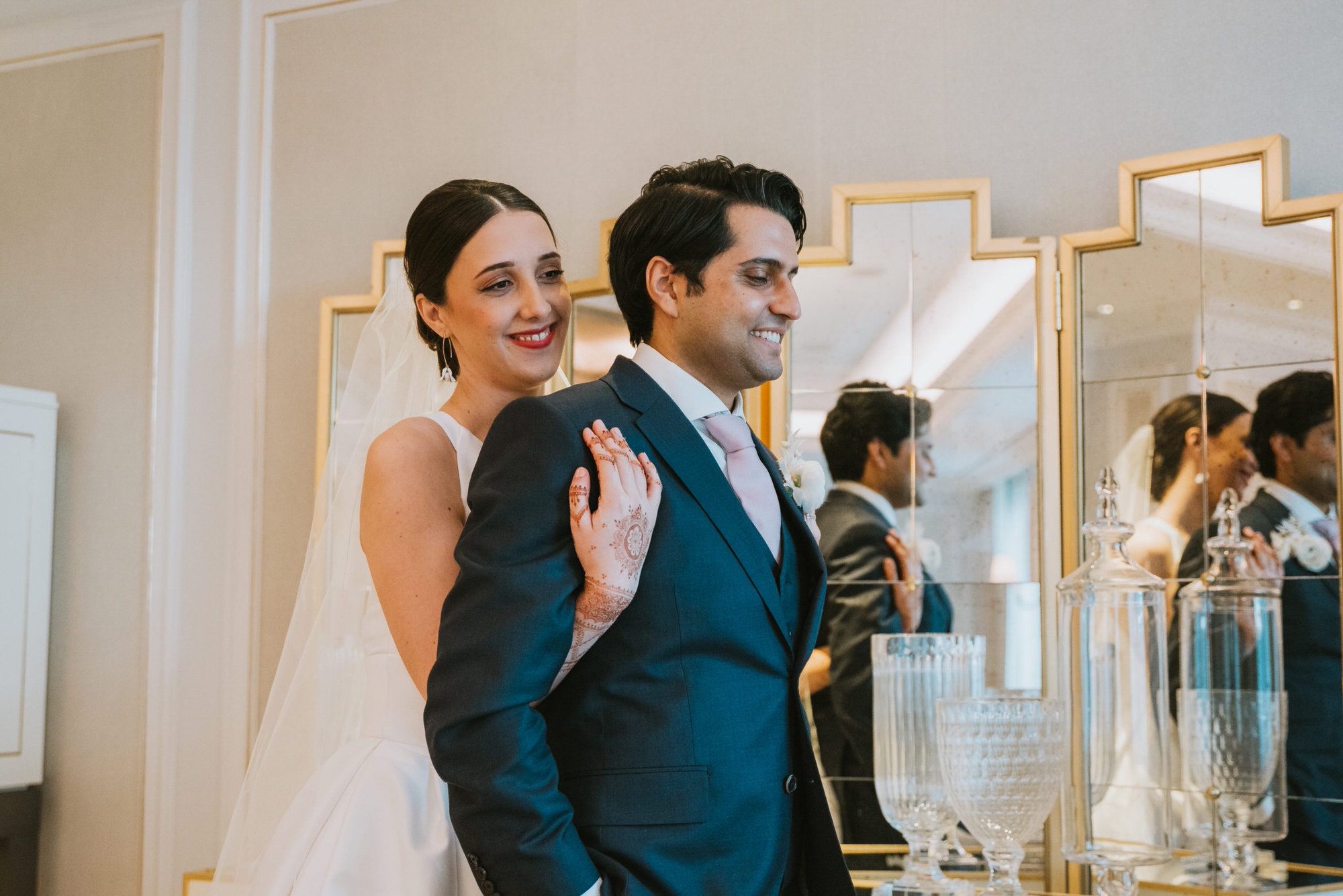 the-langham-london-fusion-wedding-photographer-roshni-photography-bride-groom-mirror