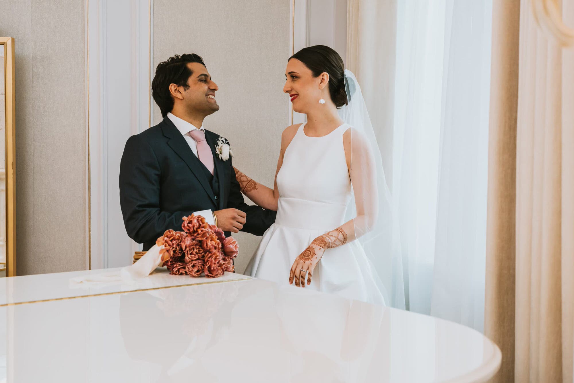 the-langham-london-fusion-wedding-photographer-roshni-photography-bride-groom-piano