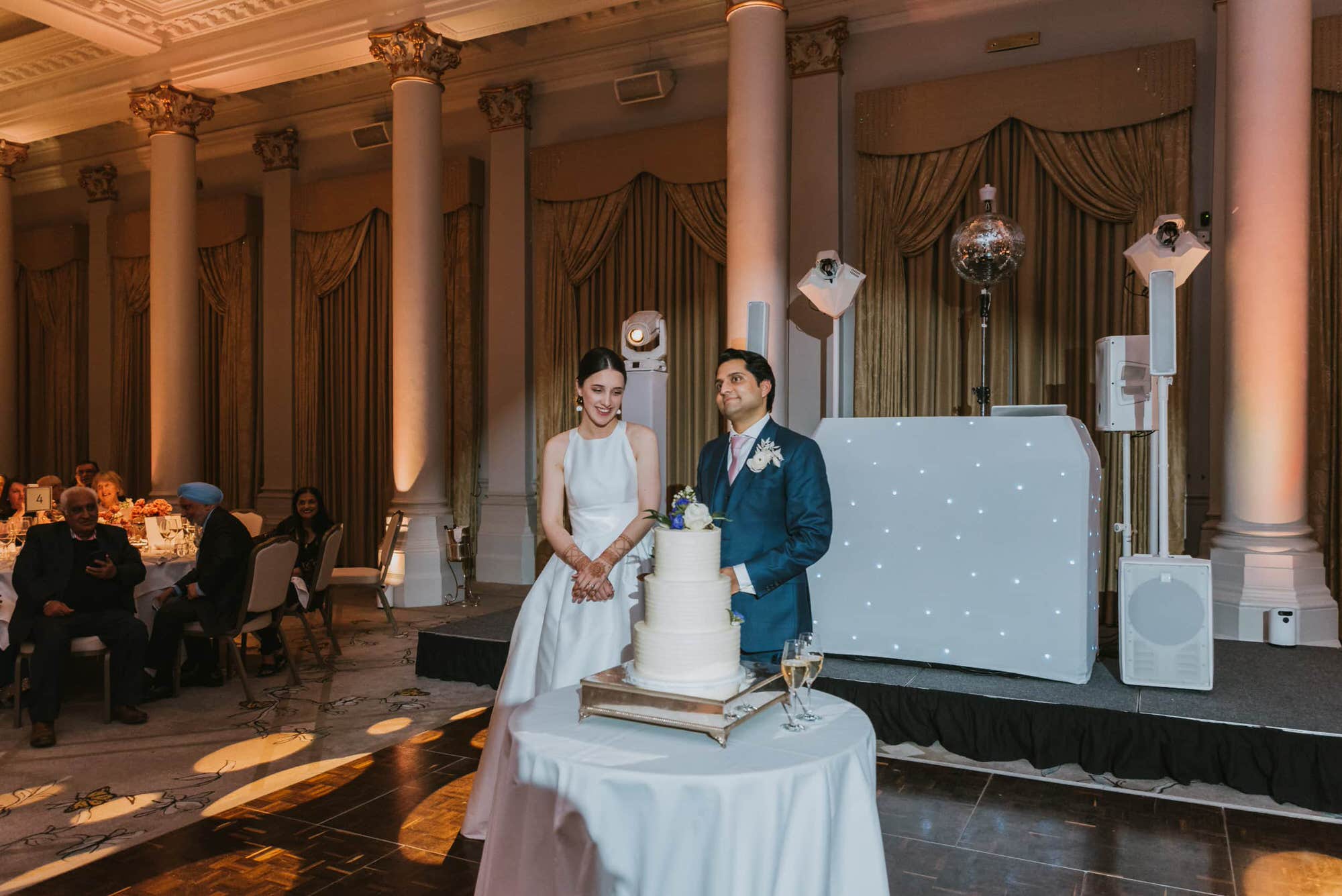 the-langham-london-fusion-wedding-photographer-roshni-photography-cake-cut
