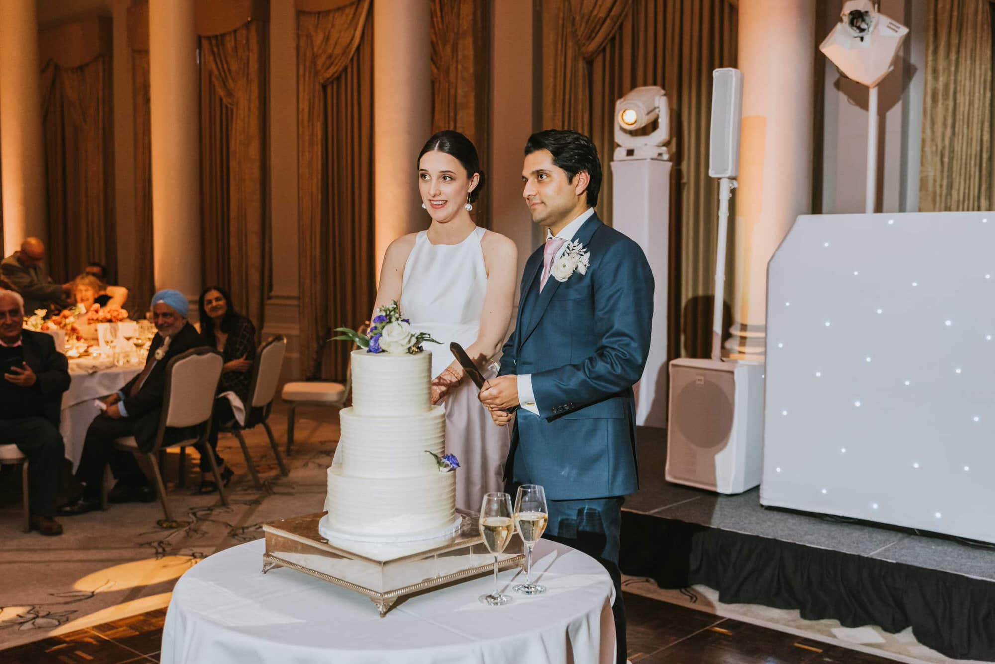 the-langham-london-fusion-wedding-photographer-roshni-photography-cake-cut