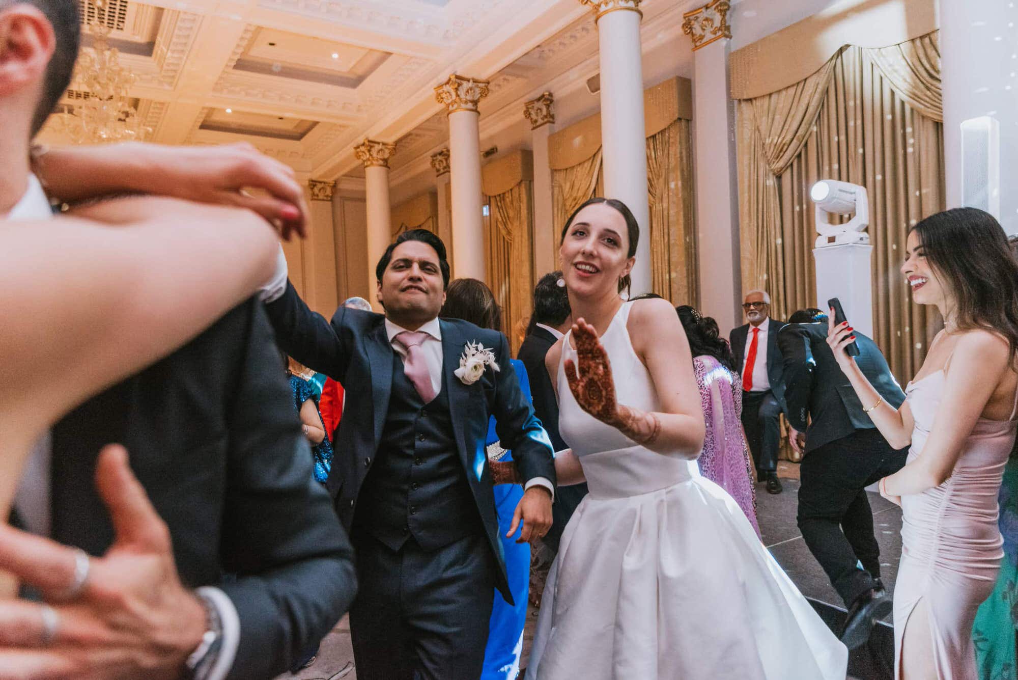 the-langham-london-fusion-wedding-photographer-roshni-photography-guests-dancing