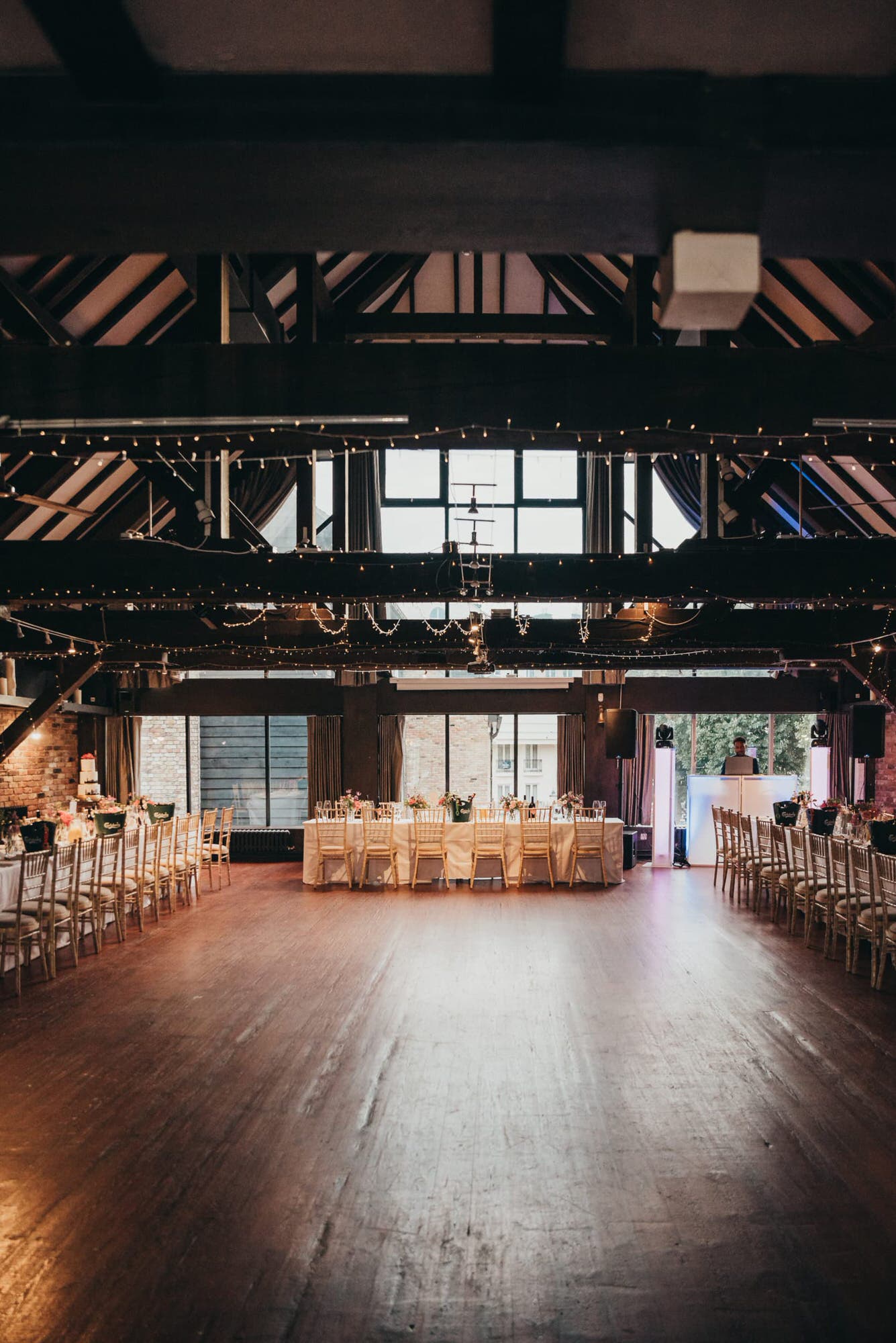 dickens-inn-tower-hill-london-fusion-wedding-photographer-venue-setup